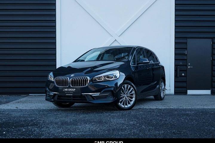 Blå BMW 225xe fra 2019 set udefra