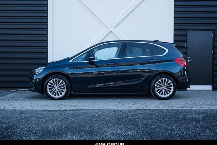 Blå BMW 225xe fra 2019