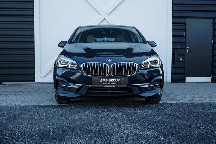 Blå BMW 225xe fra 2019 set udefra