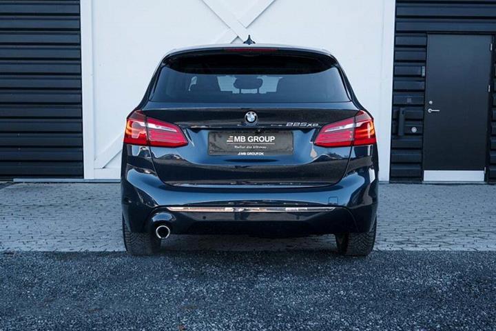 Blå BMW 225xe fra 2019 set udefra