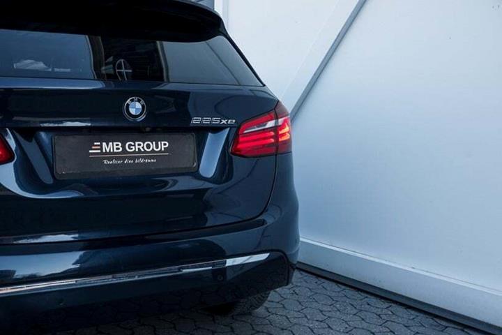 Blå BMW 225xe fra 2019
