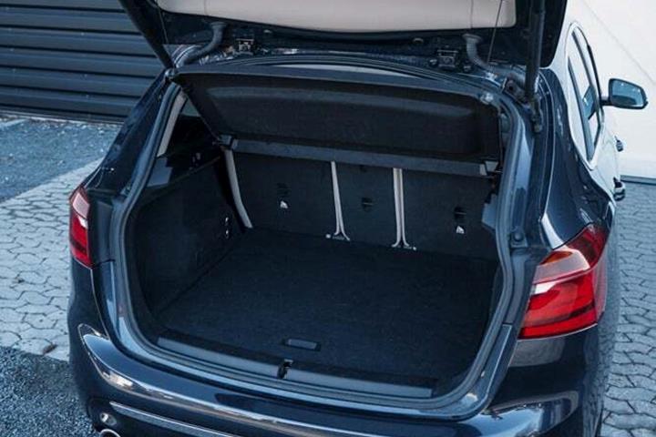Blå BMW 225xe fra 2019