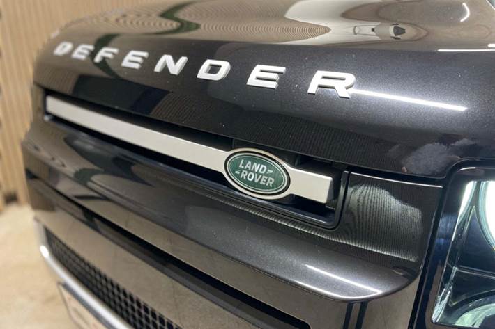 Sort Land Rover Defender 110 fra 2021