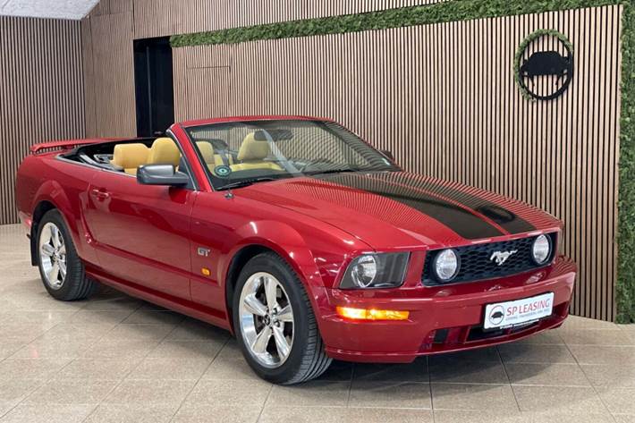 Rød Ford Mustang fra 2008