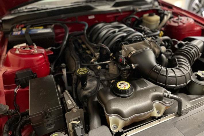 Rød Ford Mustang fra 2008