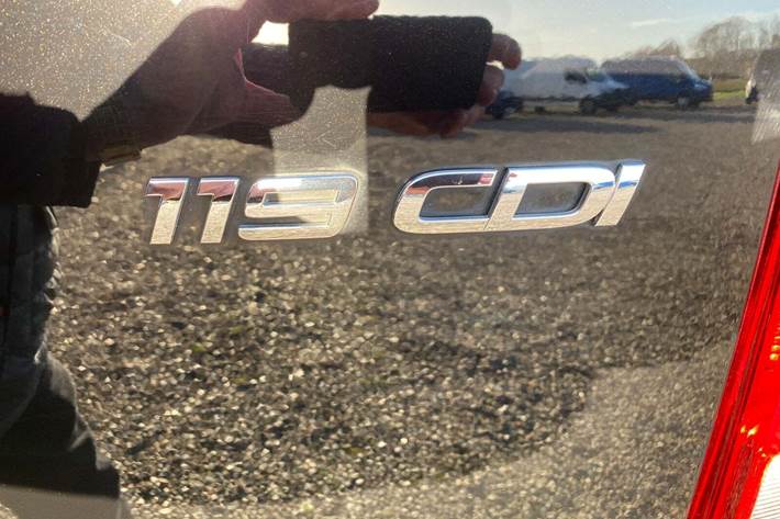 Sort Mercedes Vito 119 fra 2020