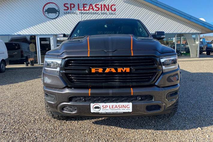 Grå Dodge RAM 1500 fra 2020