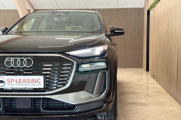 Sort Audi Q6 e-tron fra 2024