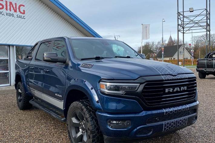 Blå Dodge RAM 1500 fra 2022