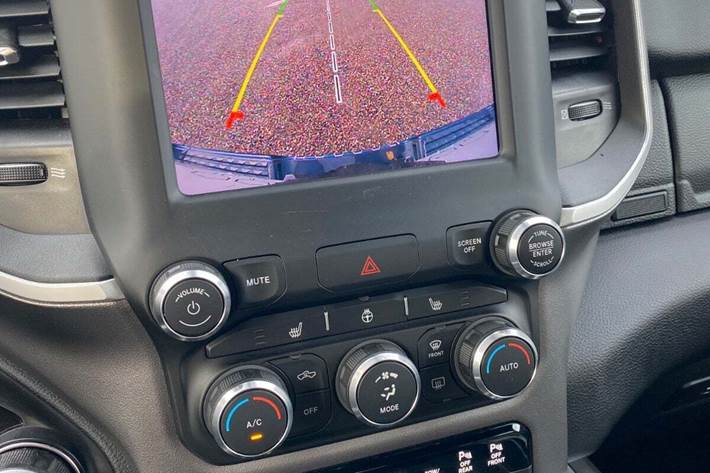 Blå Dodge RAM 1500 fra 2022