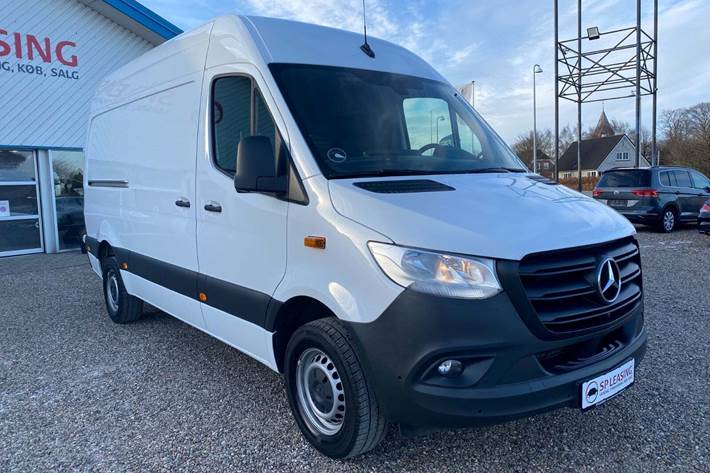 Hvid Mercedes Sprinter 317 fra 2024