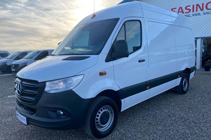 Hvid Mercedes Sprinter 317 fra 2024