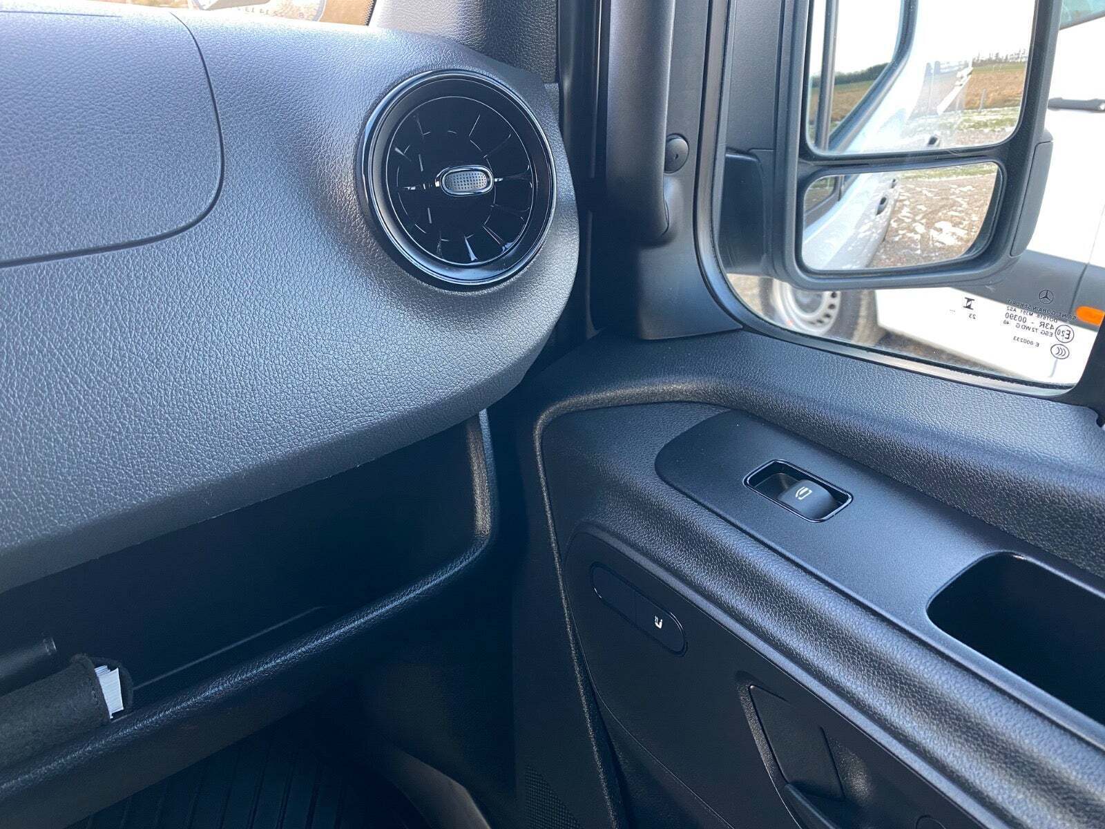 Hvid Mercedes Sprinter 317 fra 2024