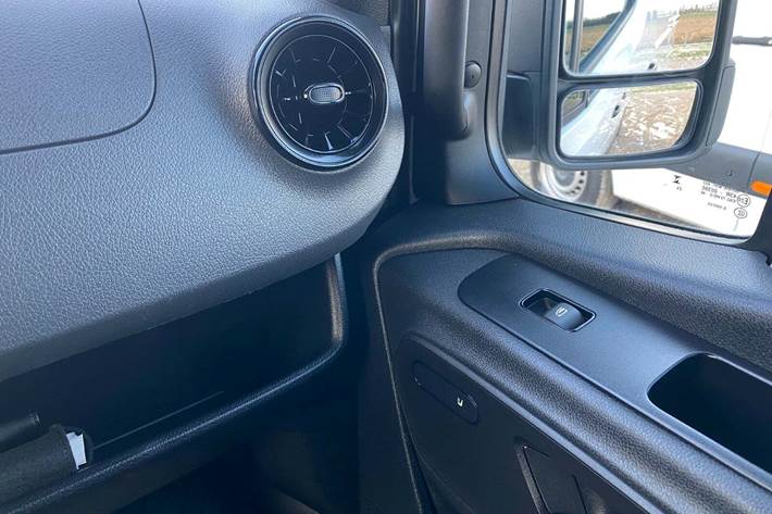 Hvid Mercedes Sprinter 317 fra 2024