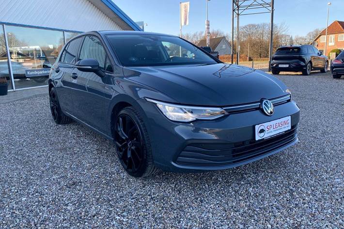 Grå VW Golf VIII fra 2021