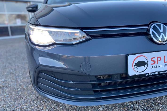 Grå VW Golf VIII fra 2021