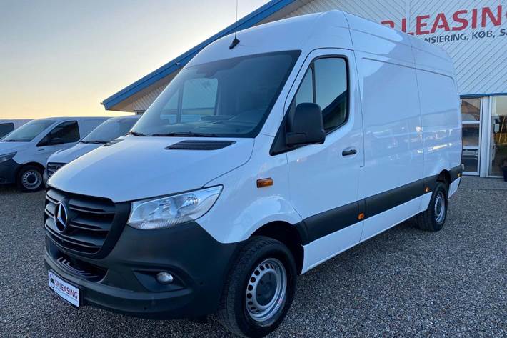 Hvid Mercedes Sprinter 317 fra 2024