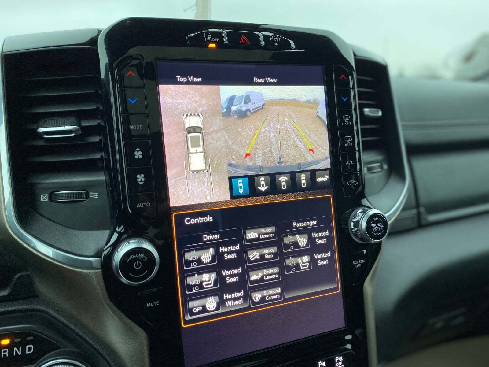 Grå Dodge RAM 1500 fra 2020