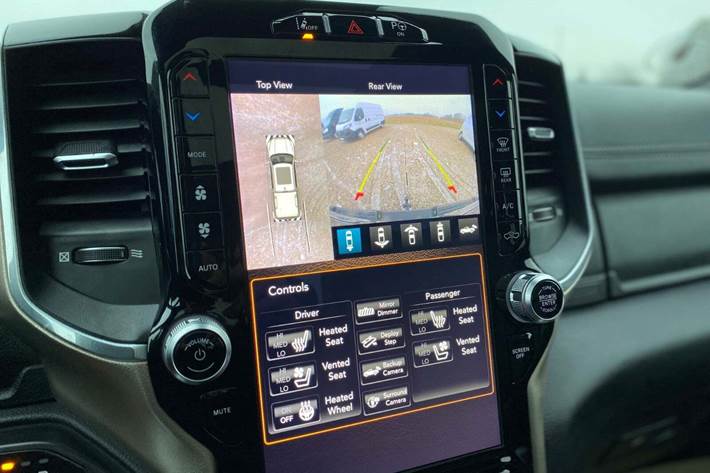 Grå Dodge RAM 1500 fra 2020