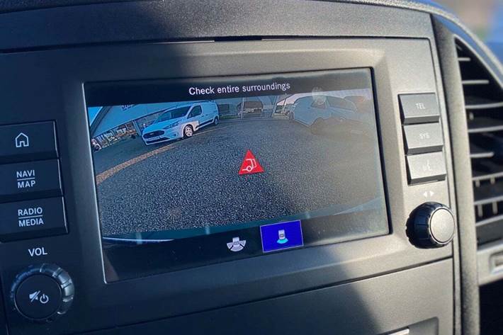 Hvid Mercedes eVito 112 fra 2023