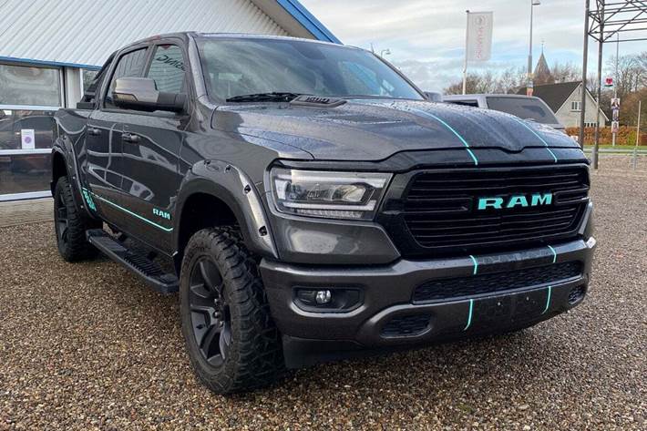 Grå Dodge RAM 1500 fra 2023