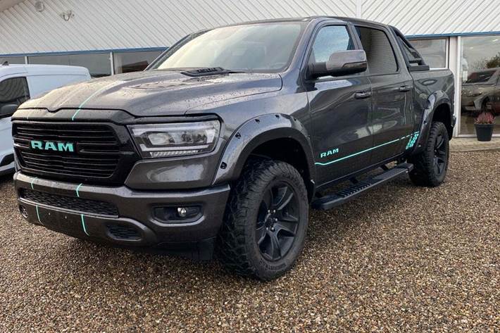 Grå Dodge RAM 1500 fra 2023