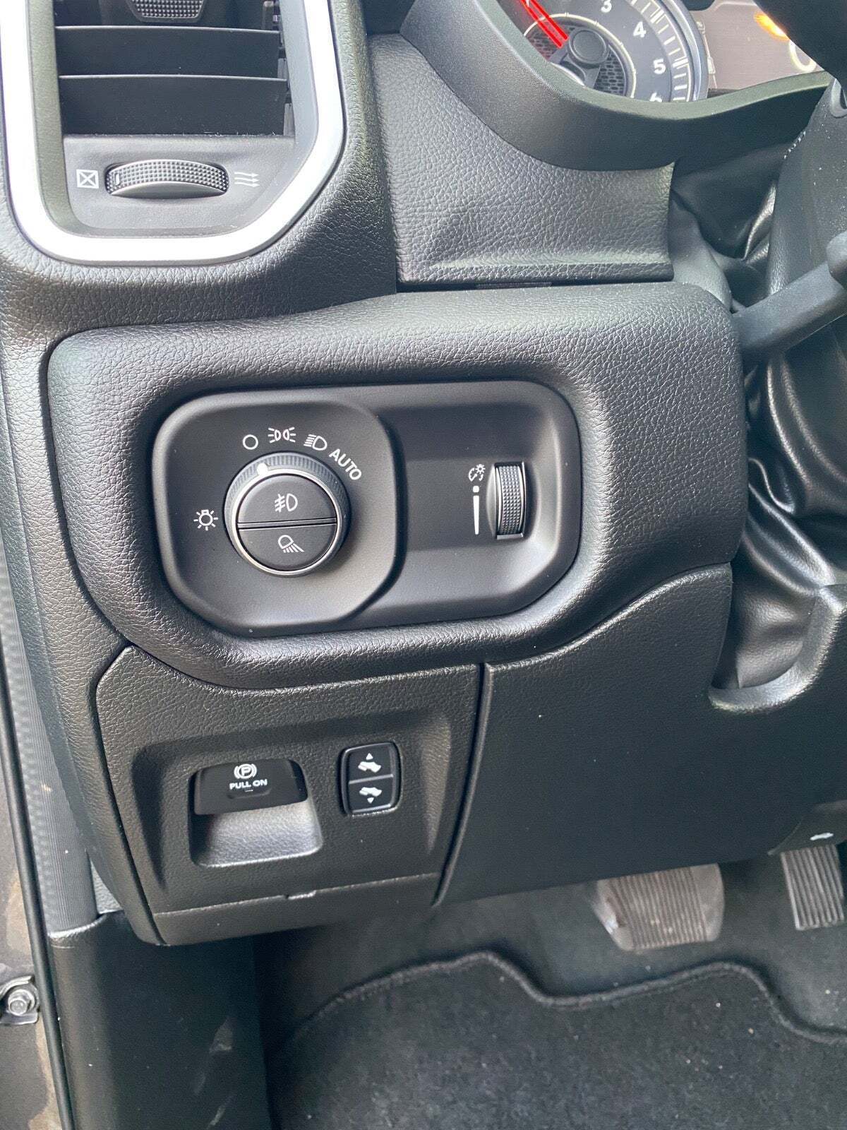 Grå Dodge RAM 1500 fra 2023