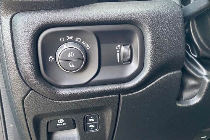 Grå Dodge RAM 1500 fra 2023