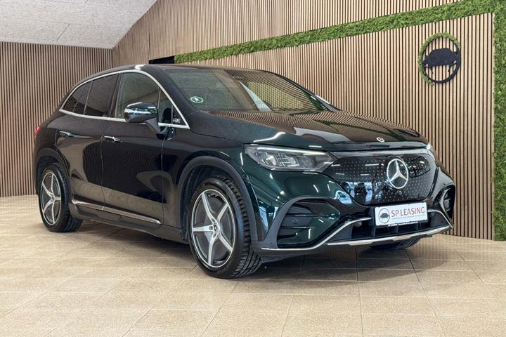 Grøn Mercedes EQE350 SUV fra 2024 set udefra