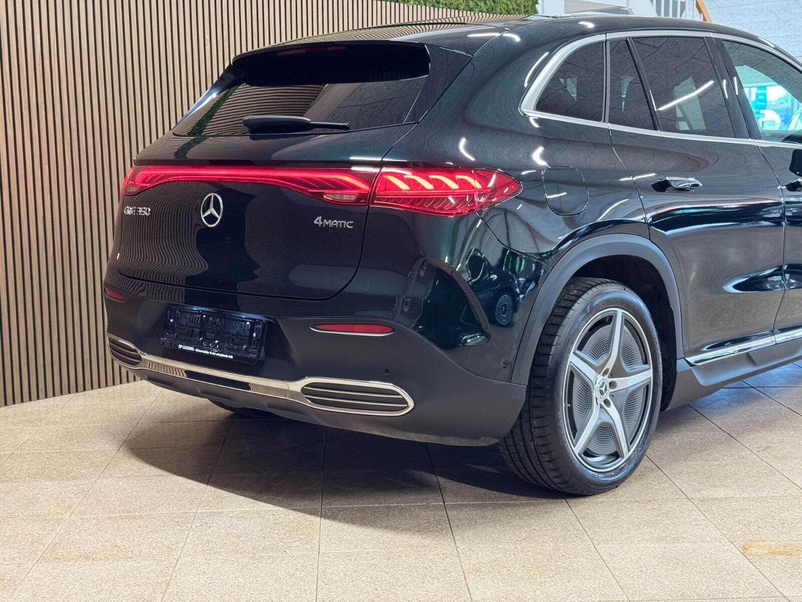 Grøn Mercedes EQE350 SUV fra 2024