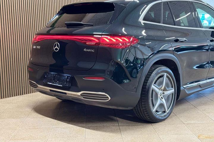 Grøn Mercedes EQE350 SUV fra 2024