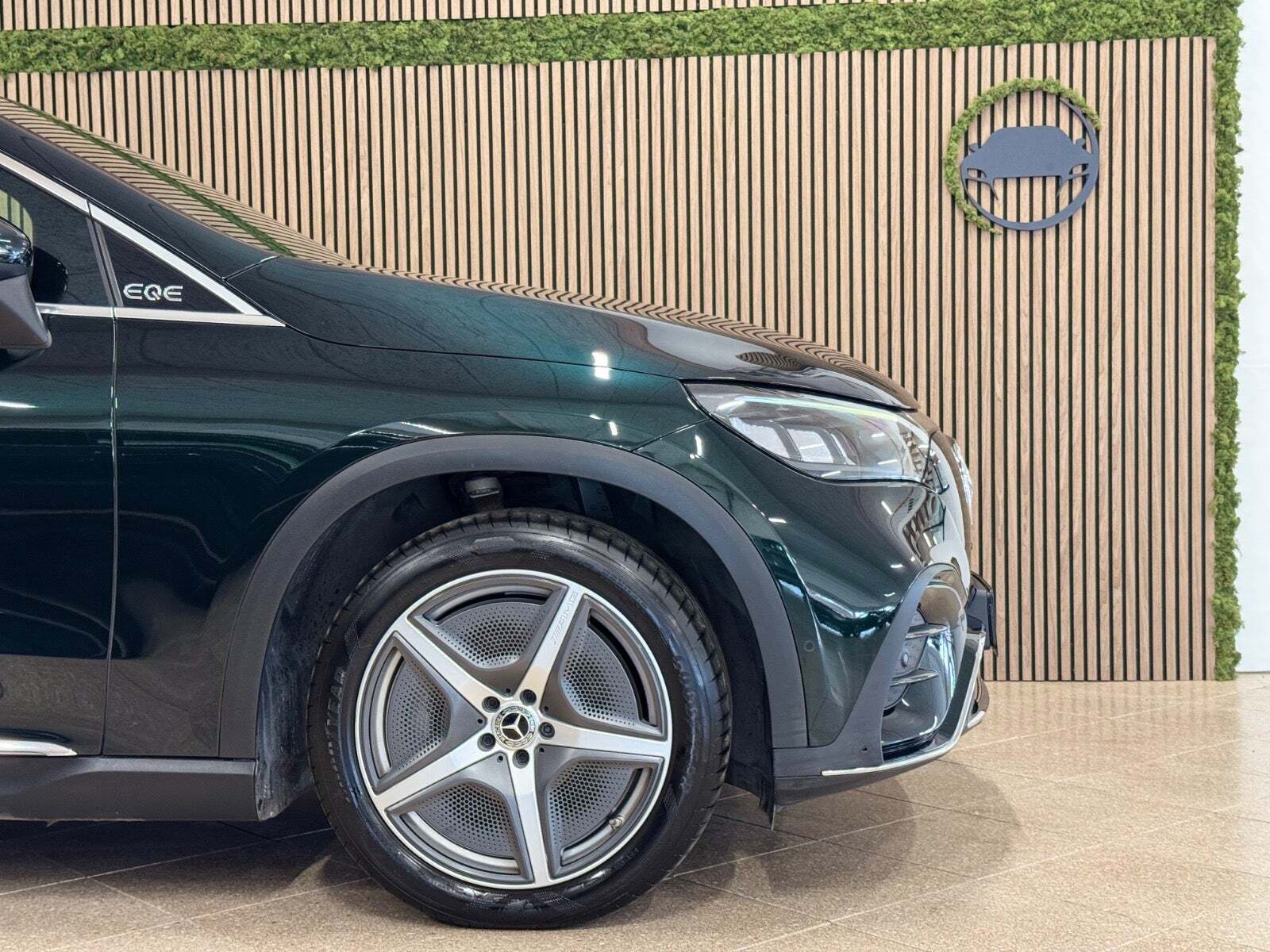 Grøn Mercedes EQE350 SUV fra 2024