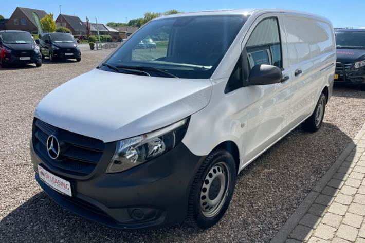 Hvid Mercedes Vito 119 fra 2022