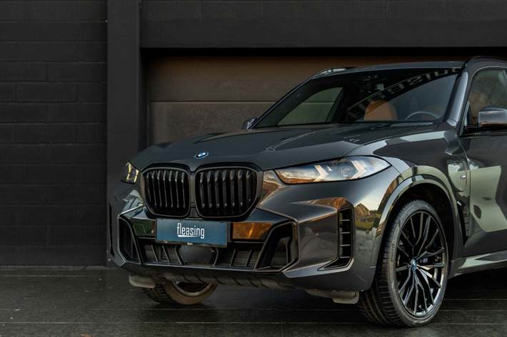 Grå BMW X5 fra 2024