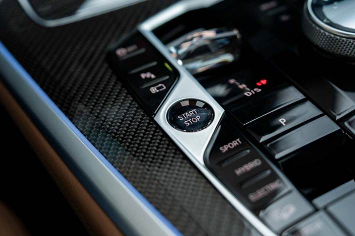 Grå BMW X5 fra 2024