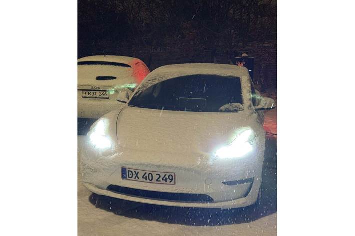 Hvid Tesla Model 3 fra 2021