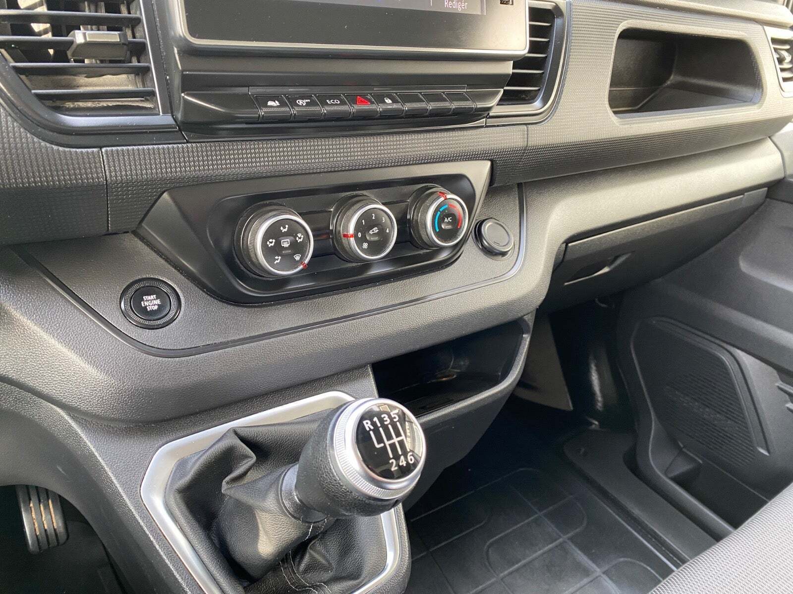 Hvid Renault Trafic fra 2022