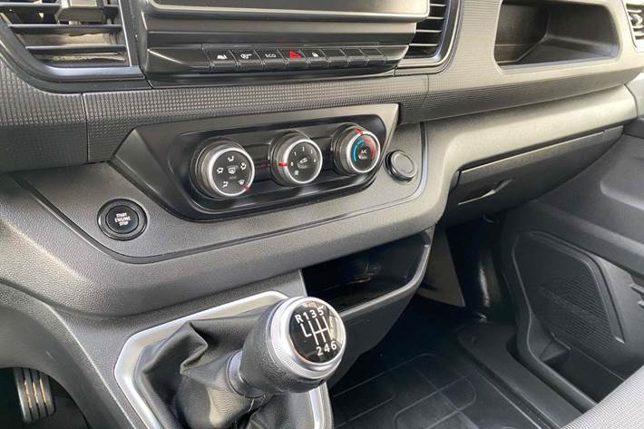 Hvid Renault Trafic fra 2022