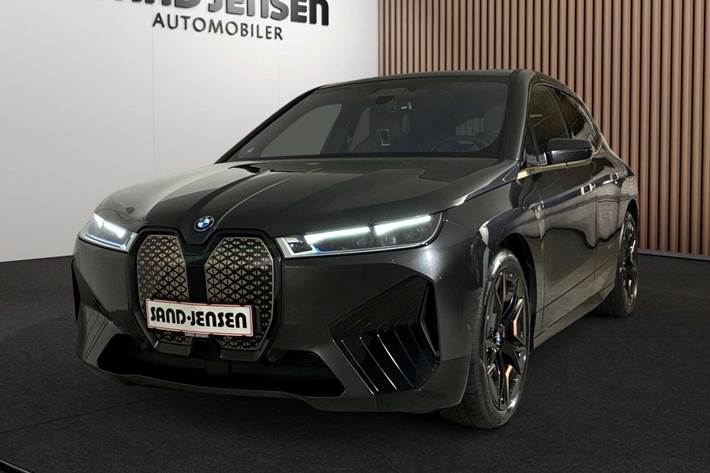 Grå BMW iX fra 2023