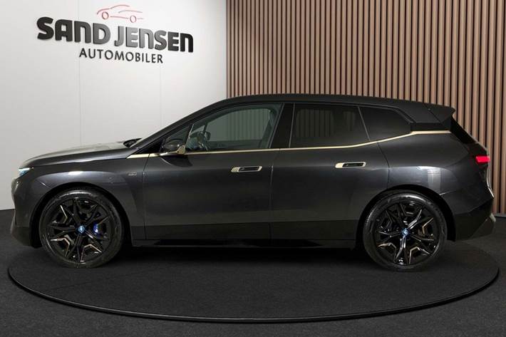 Grå BMW iX fra 2023