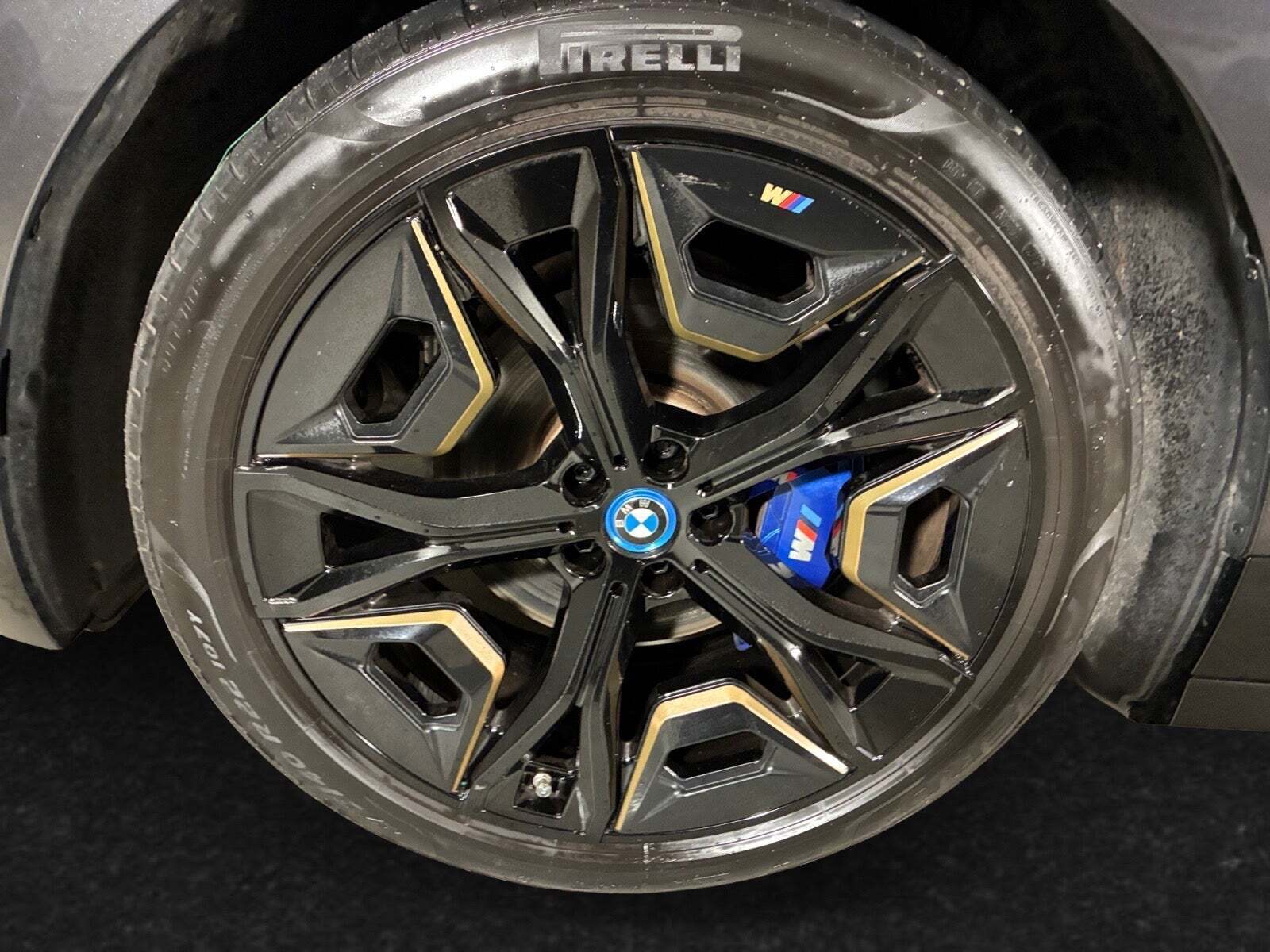 Grå BMW iX fra 2023