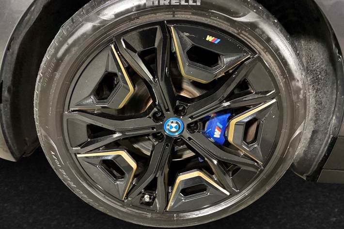 Grå BMW iX fra 2023