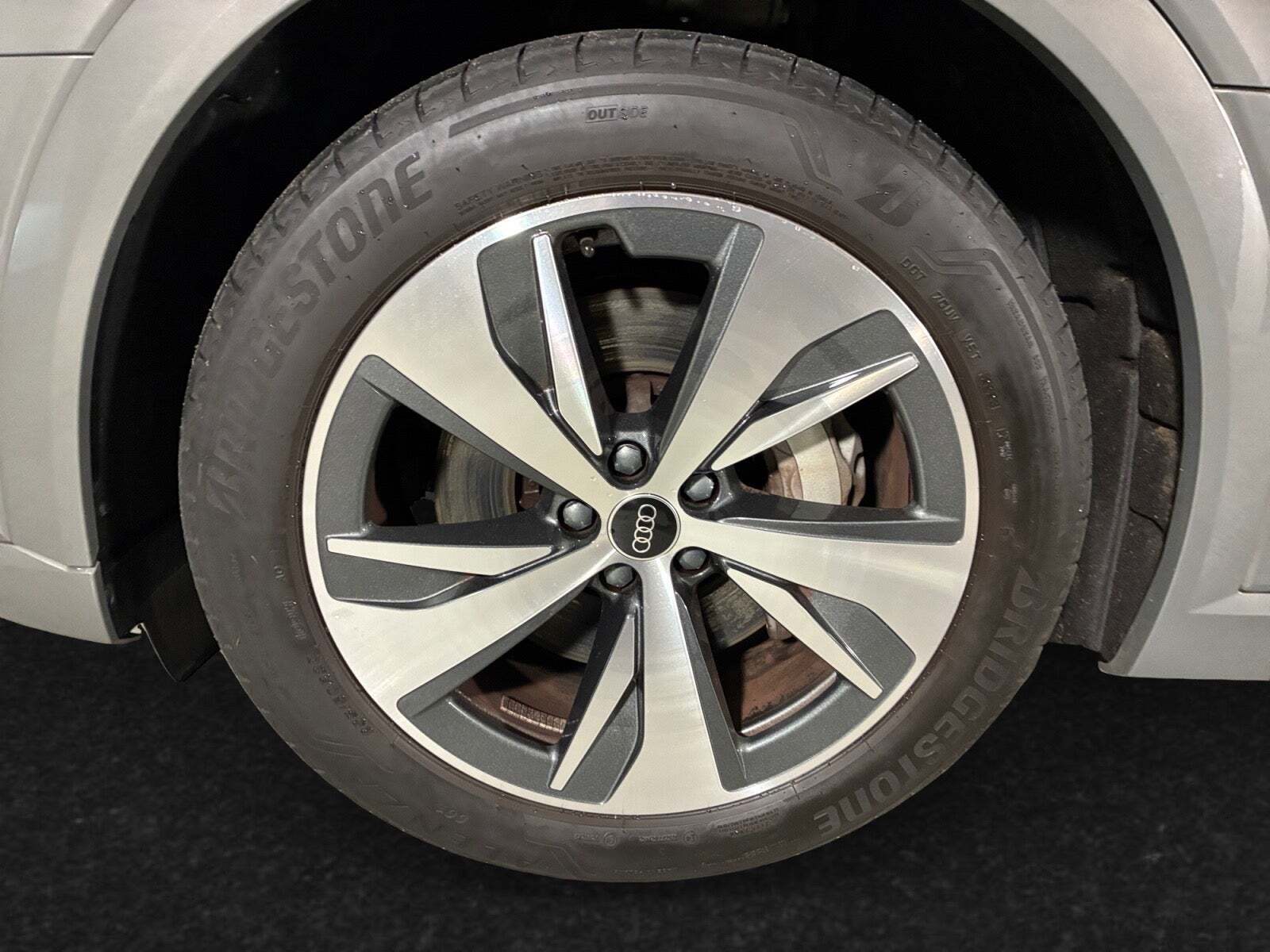 Grå Audi Q8 e-tron fra 2024