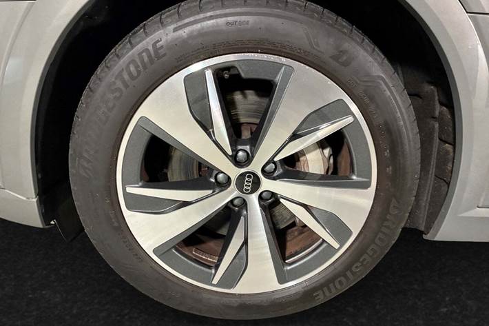 Grå Audi Q8 e-tron fra 2024