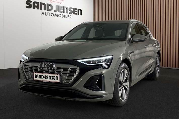 Grå Audi Q8 e-tron fra 2024 set udefra