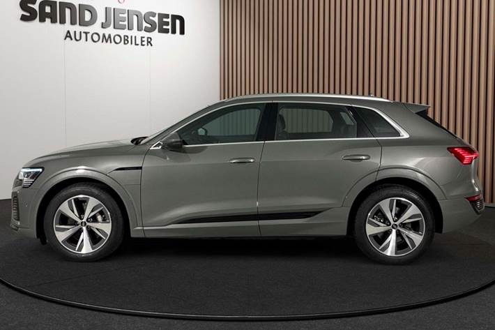 Grå Audi Q8 e-tron fra 2024
