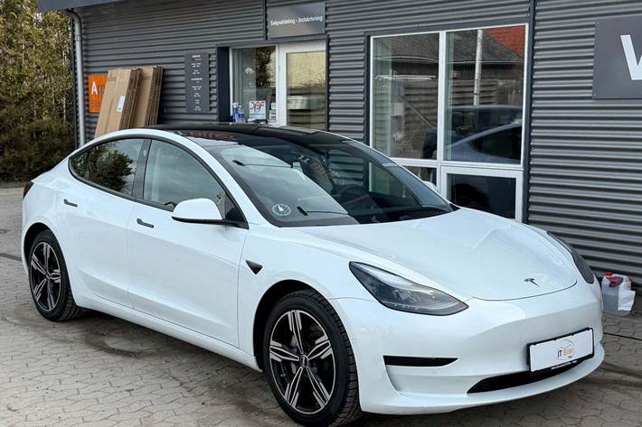 Hvid Tesla Model 3 fra 2021
