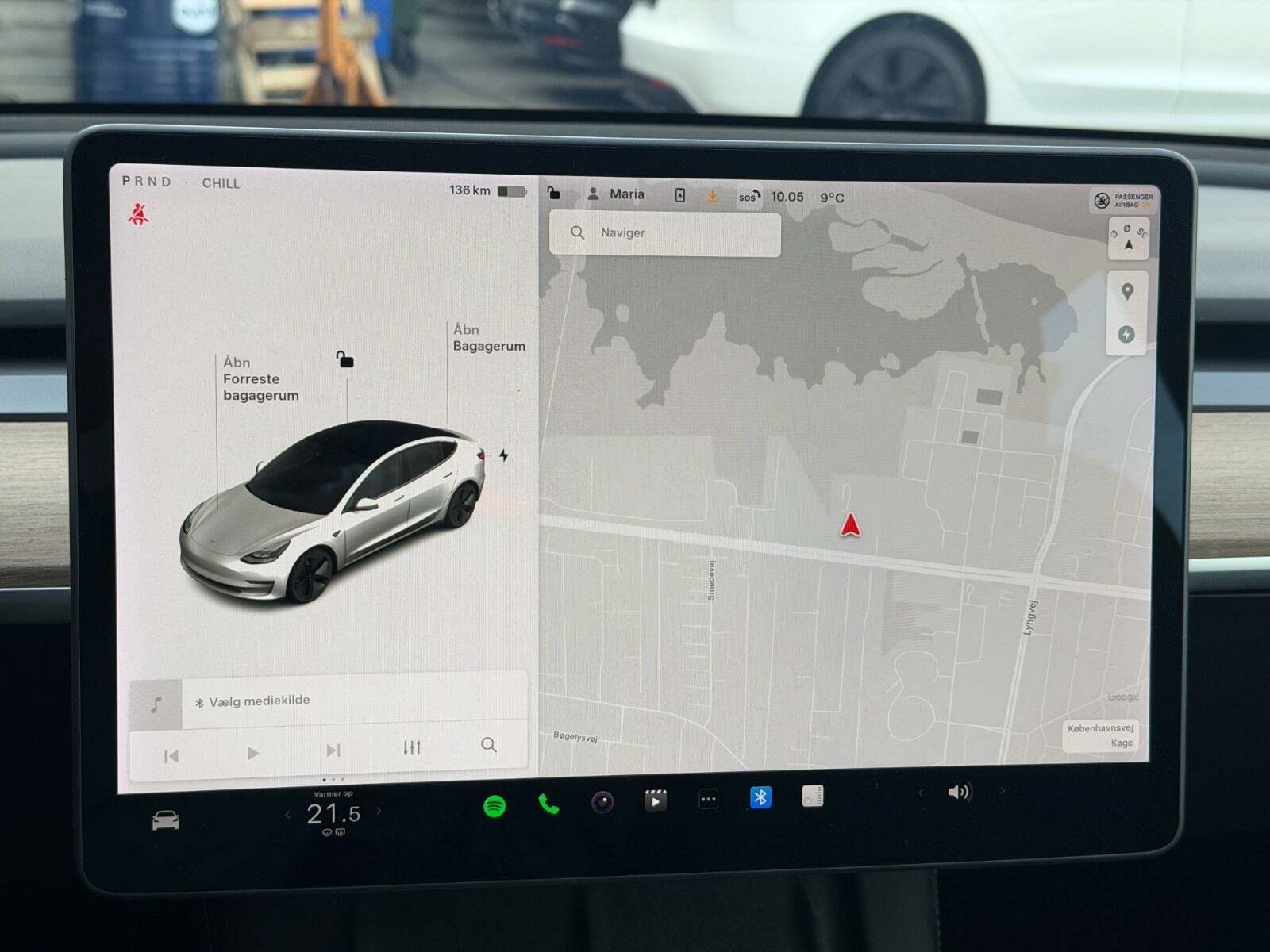 Hvid Tesla Model 3 fra 2021