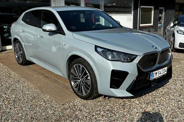 Grå BMW iX2 fra 2024
