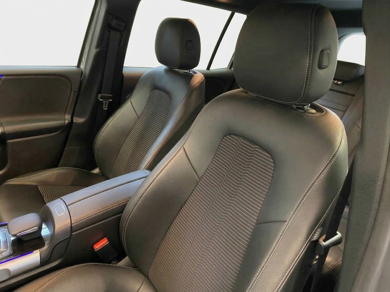 Grå Mercedes EQB300 fra 2022